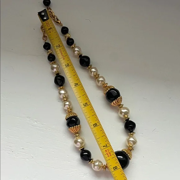 Elegant Black and Gold Beaded Necklace - Picture 6 of 8